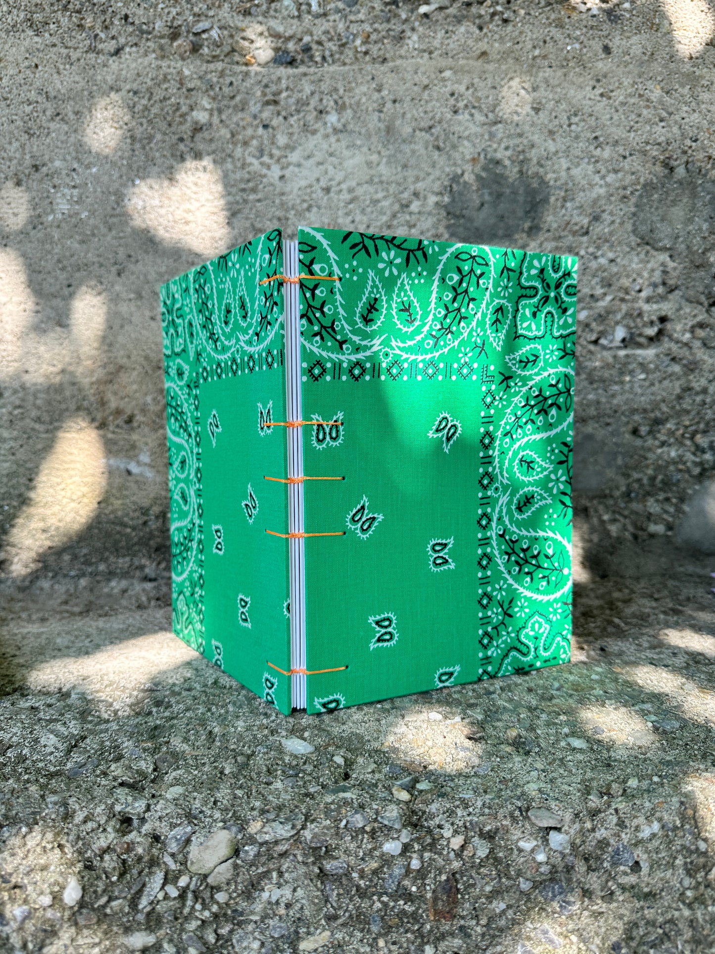 Quaderno disegno mixed media bandana verde e arancione