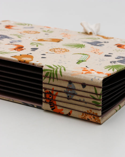 Album primavera animali selvatici beige e marrone