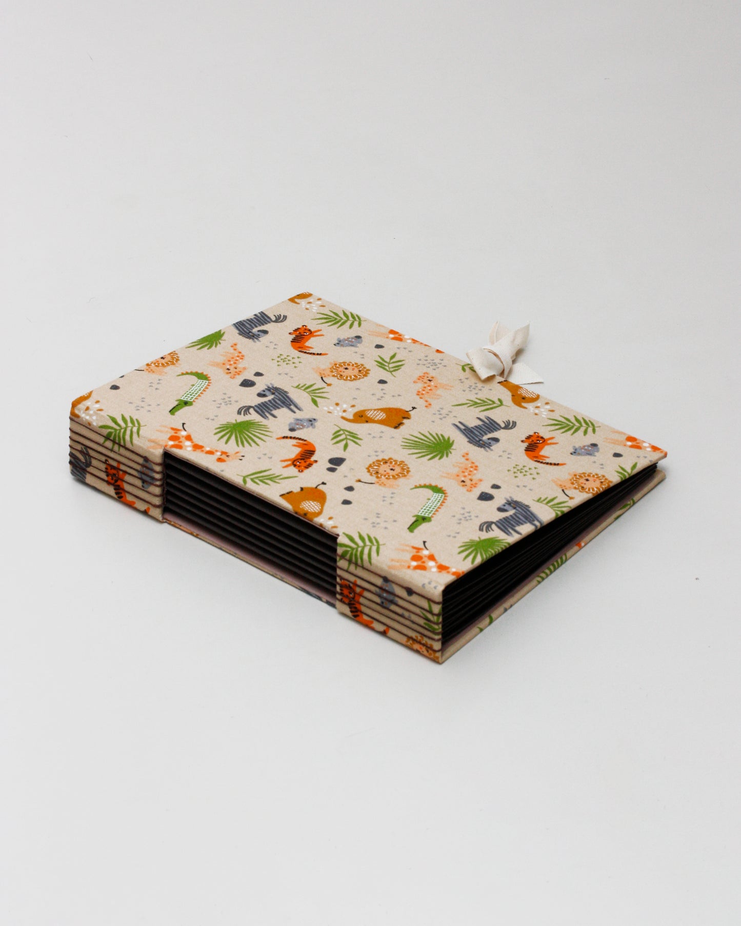Album primavera animali selvatici beige e marrone