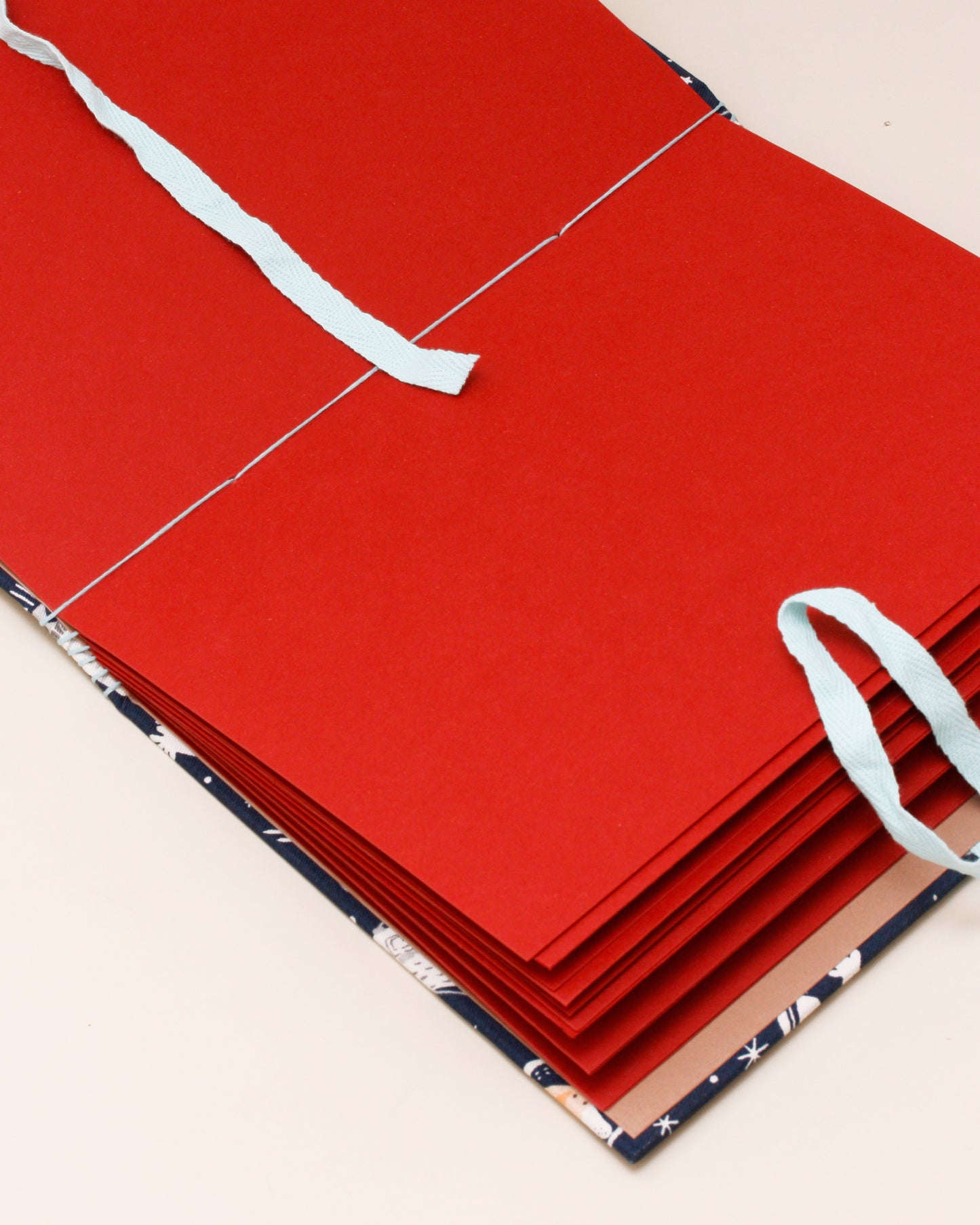 Album primavera spaziale blu e rosso