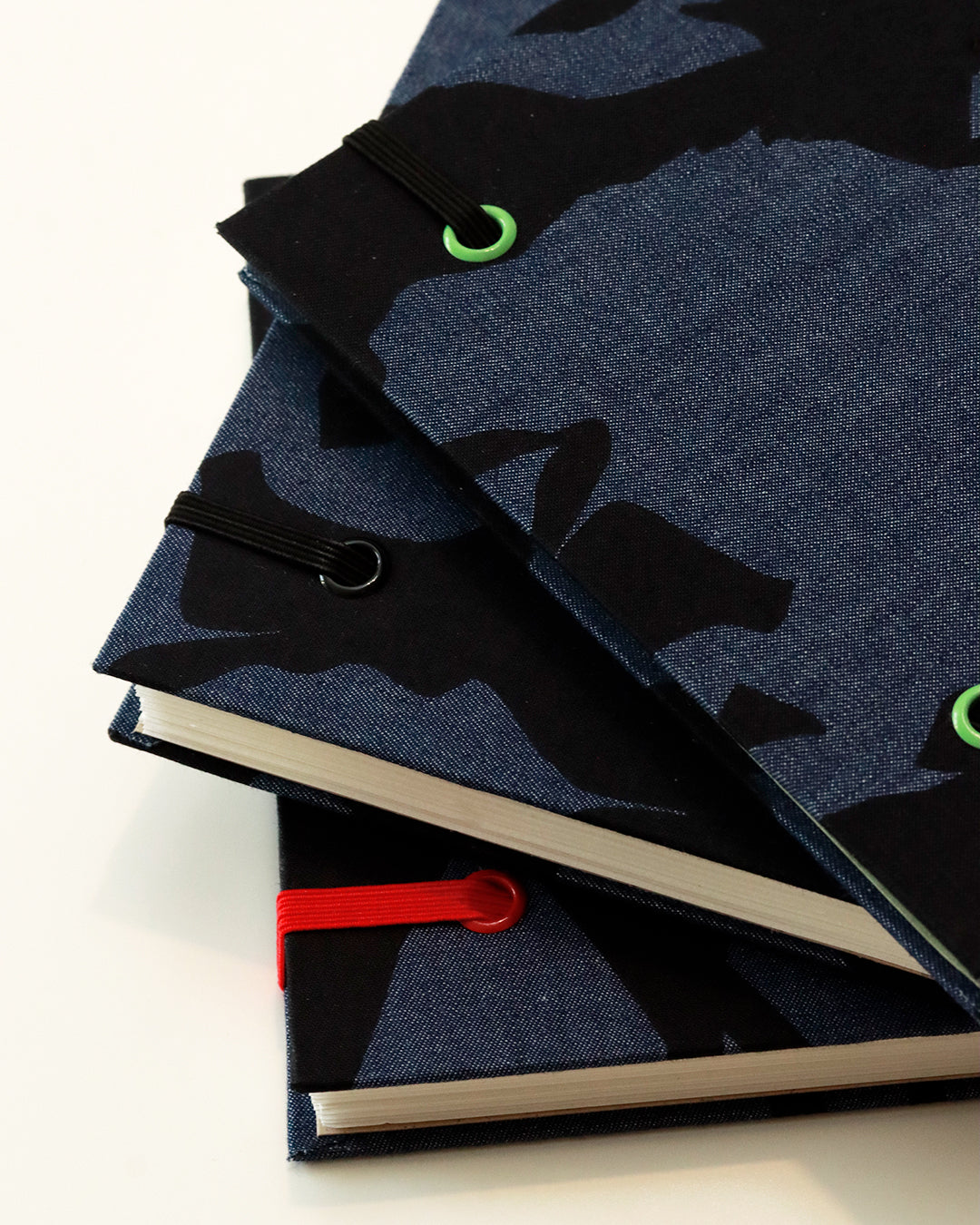 Agendina 2026 blu jeans macchie nere (mix copta-francese con elastico)