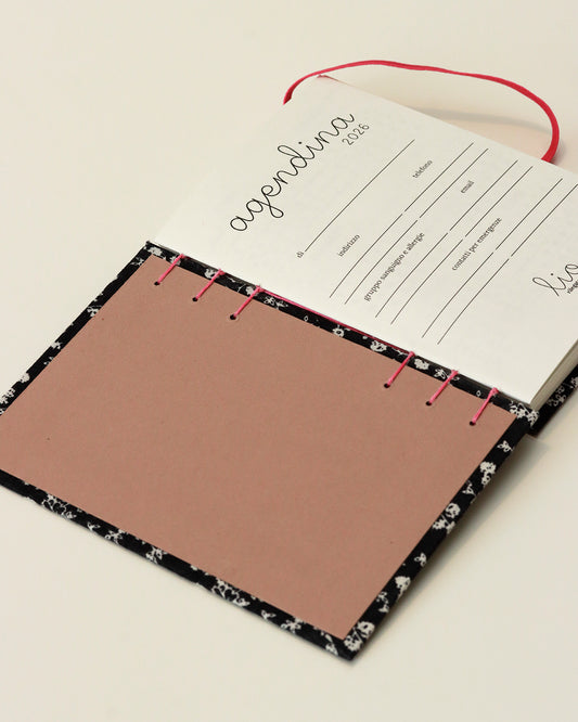 Agendina 2026 fiorellini bianchi su blu scuro (mix copta-francese con elastico)