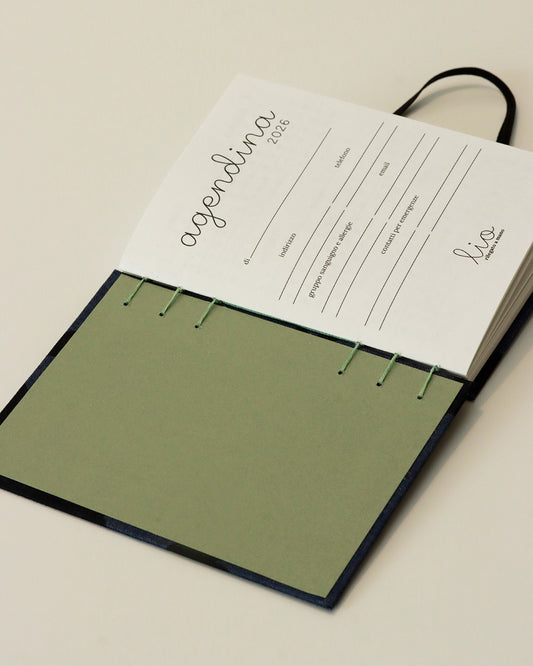 Agendina 2026 blu jeans macchie nere (mix copta-francese con elastico)