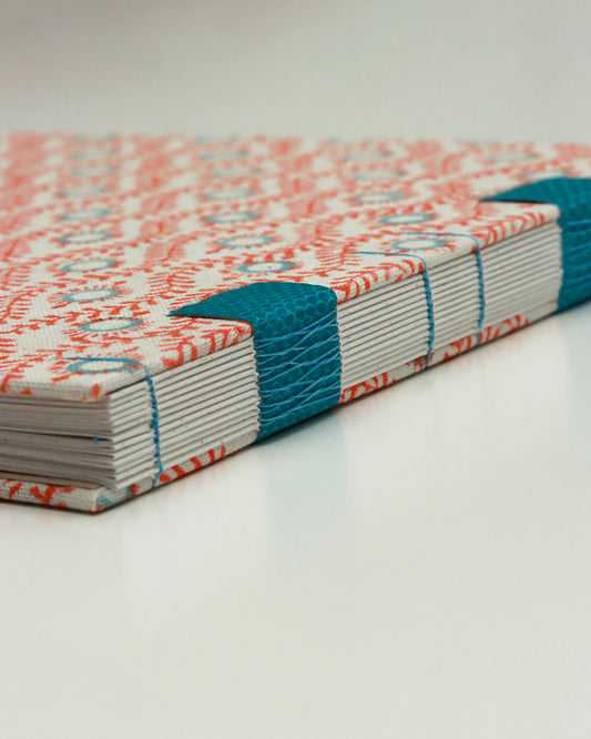 Quaderno guestbook quadrato con carta di birra rivestito con tessuto stampato corallo e azzurro