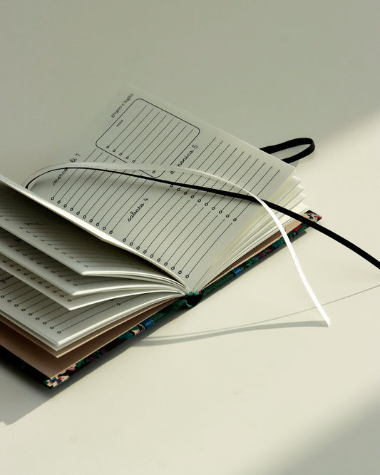 Agendina 2026 passiflore su sfondo nero (dorso arrotondato con elastico e pagine bianche extra)