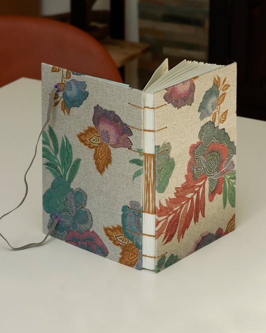 Agenda 2026 floreale arabesca grigia (mix copta e francese con elastico e busta)