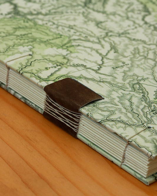 Quaderno da scrivania A4 con carta di birra Pilsner e mappa geografica vintage delle montagne d'Europa (19 secolo)