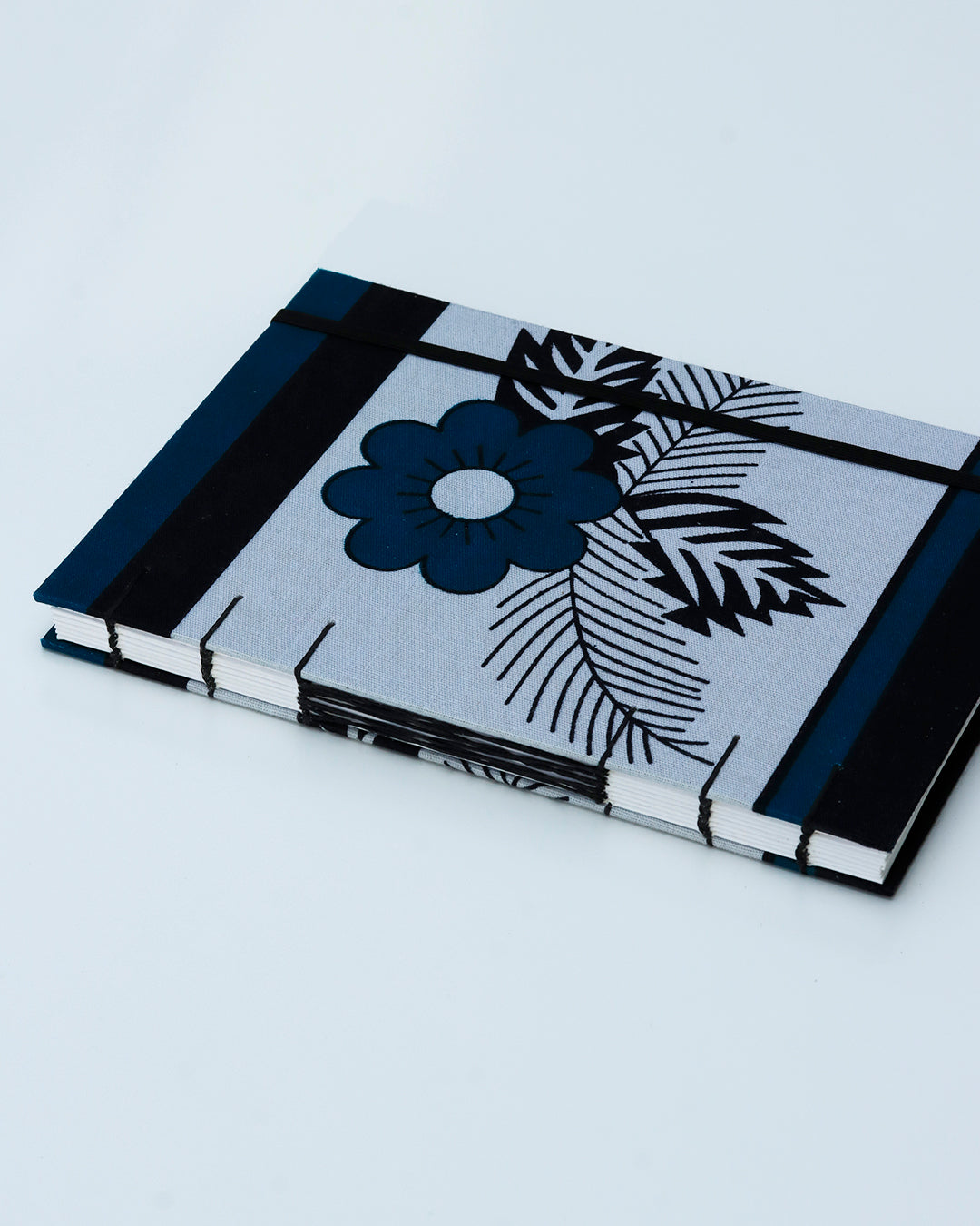 Quaderno A5 wax fiore blu, bianco e nero (elastico e busta)