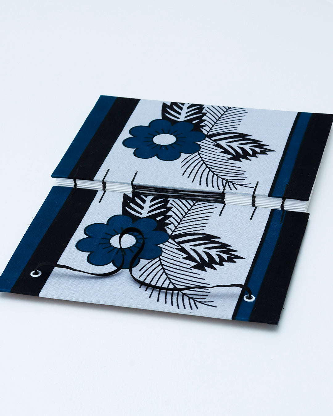 Quaderno A5 wax fiore blu, bianco e nero (elastico e busta)