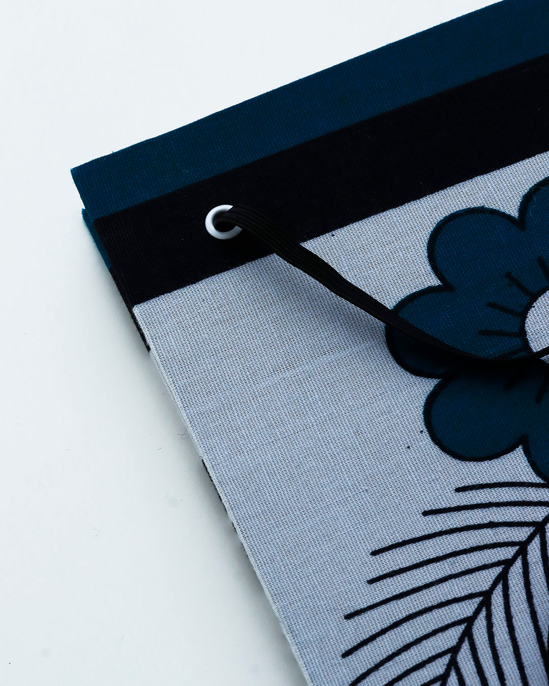 Quaderno A5 wax fiore blu, bianco e nero (elastico e busta)