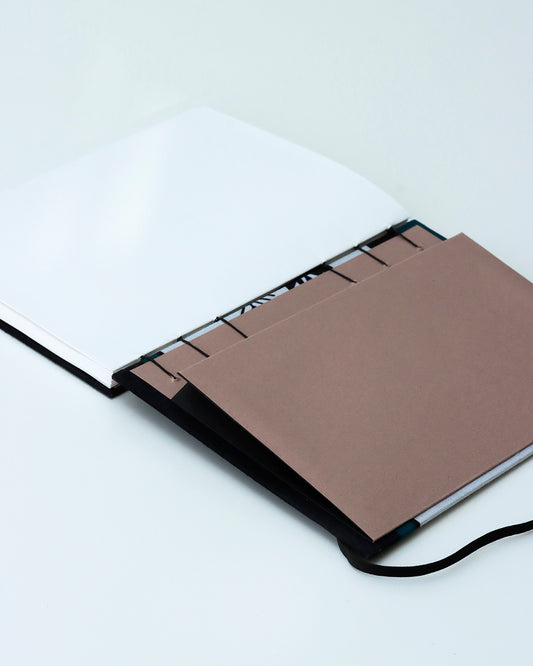 Quaderno A5 wax fiore blu, bianco e nero (elastico e busta)