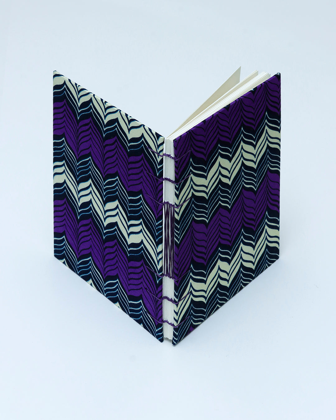 Quaderno A5 wax africano pattern onde montuose viola, blu e beige