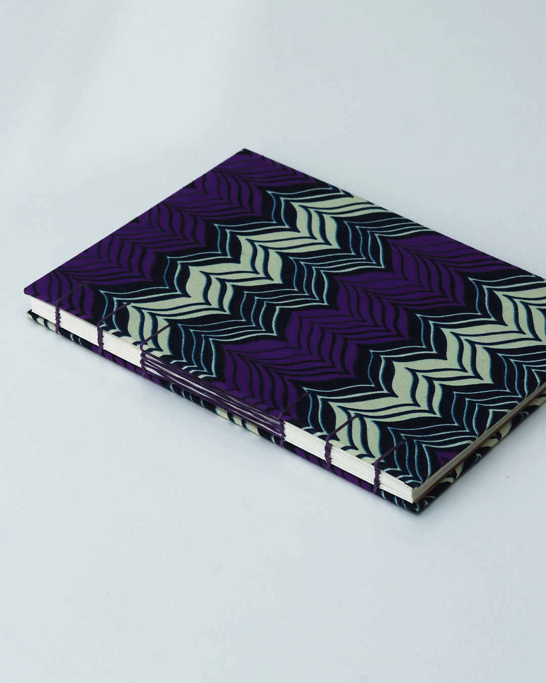 Quaderno A5 wax africano pattern onde montuose viola, blu e beige