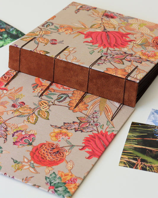 Album medio fotografia quadrato, rilegatura crisscross, fiori arabeschi marrone