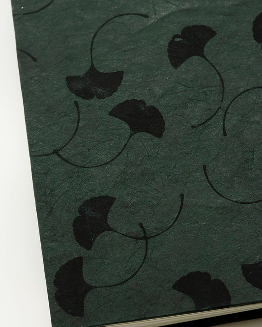 Album medio fotografia o guestbook | formato verticale con pagine crema sfilabili | copertina in carta di lokta con foglie ginkgo nero