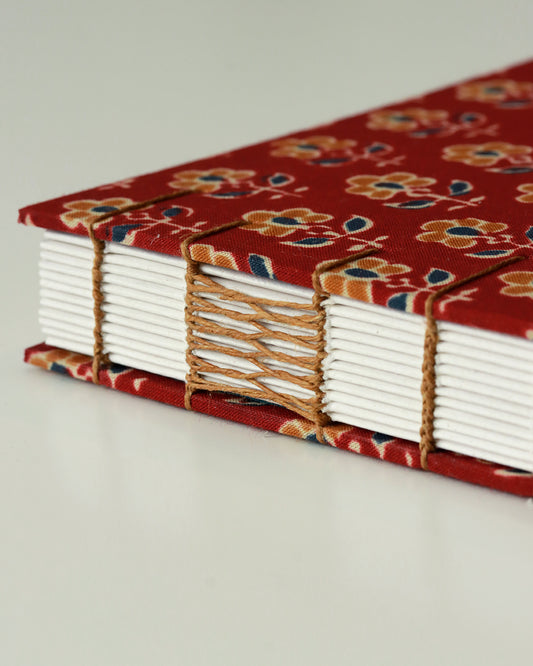 Quaderno guestbook orizzontale con alga carta e tessuto indiano bordeaux block print fiori ocra e blu