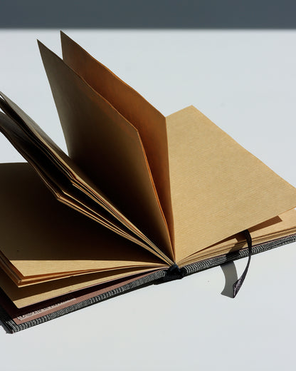 Quaderno A6 dorso quadrato (retto) stile bodoniano kraft avana nero linee geometriche