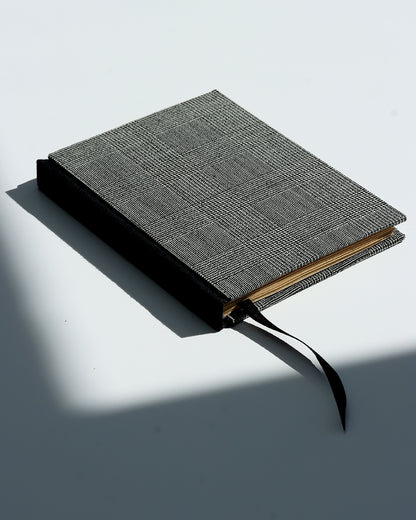 Quaderno A6 dorso quadrato (retto) stile bodoniano kraft avana nero linee geometriche