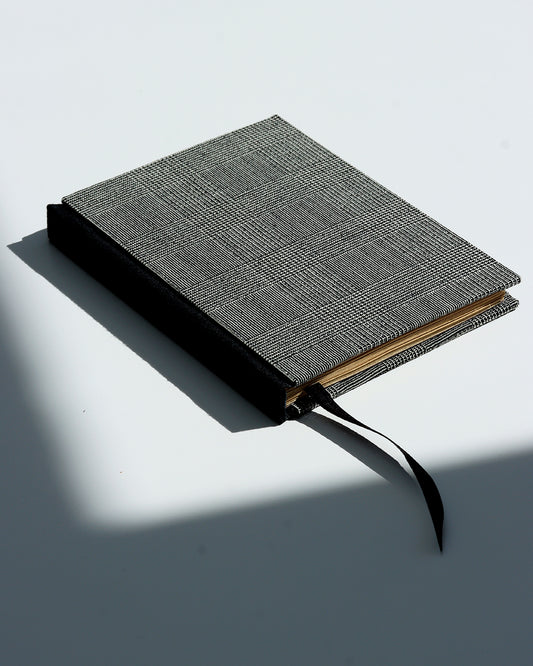 Quaderno A6 dorso quadrato (retto) stile bodoniano kraft avana nero linee geometriche