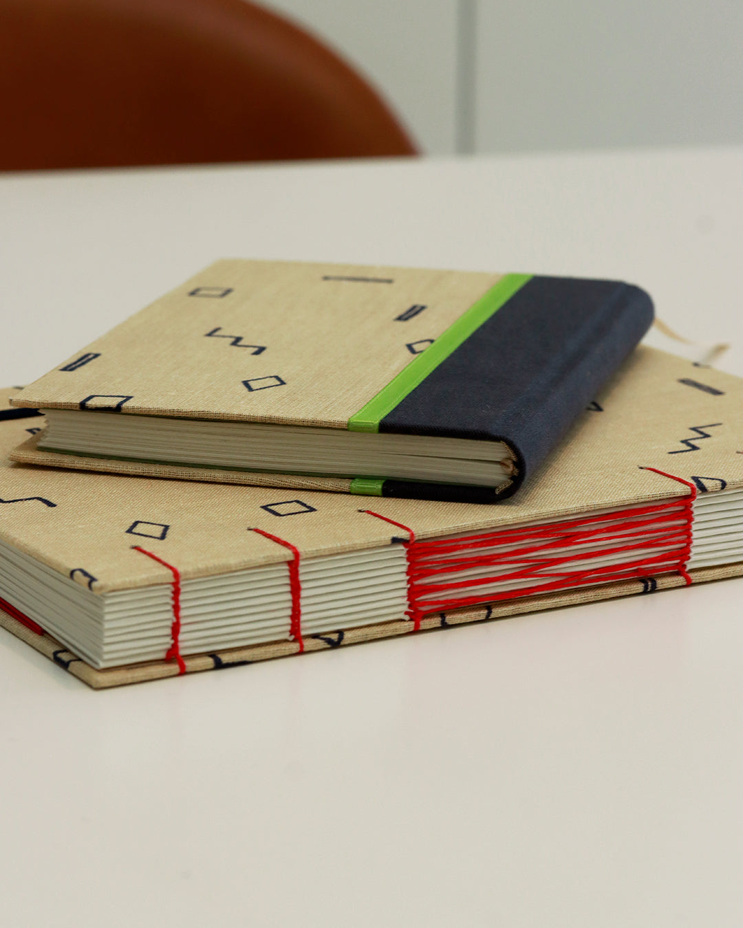 Agenda 2026 geometria minimale (mix copta e francese con elastico e busta)