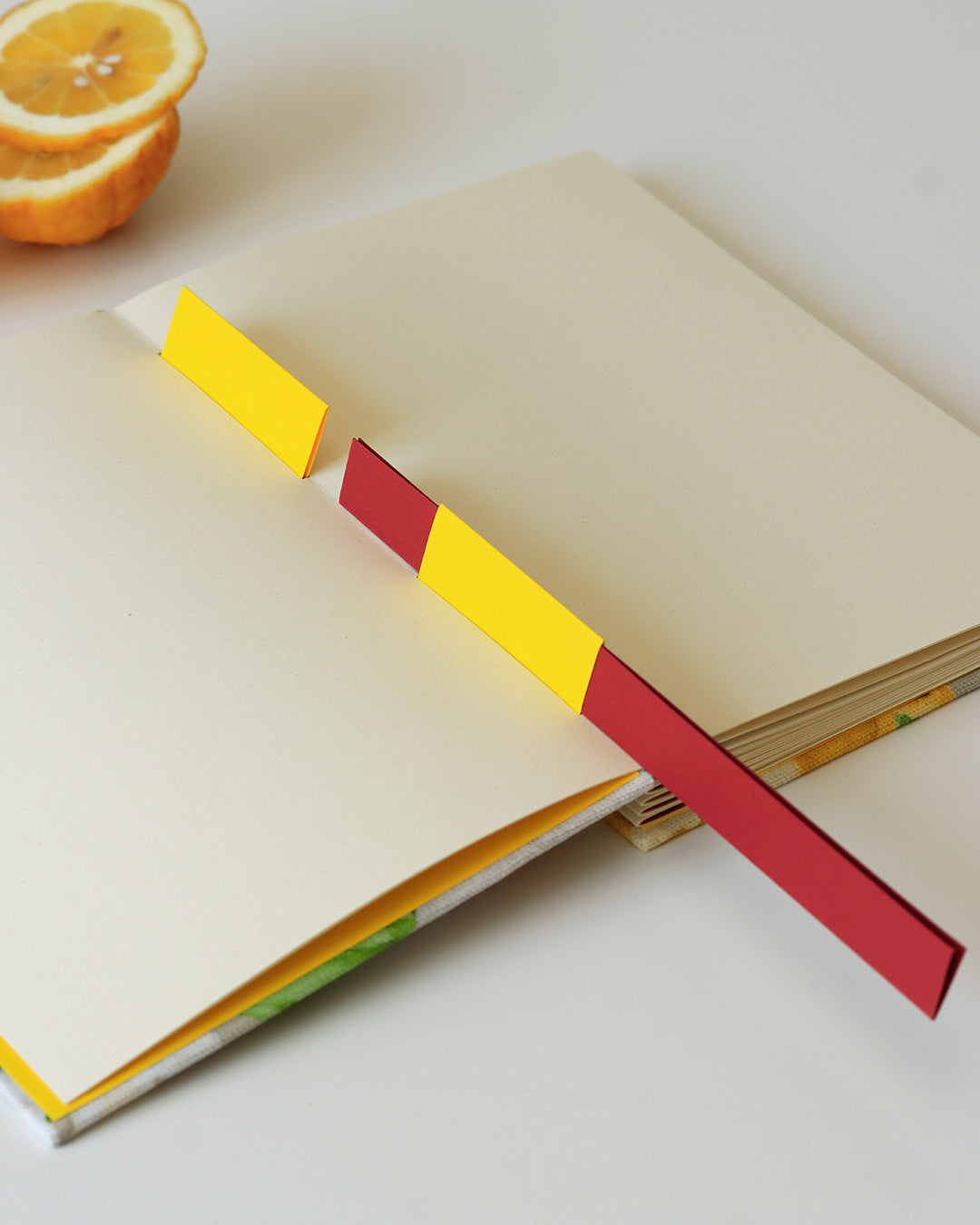 Ricettario formato A5, carta agrumi, stoviglie allegre fiorate su sfondo giallo ocra