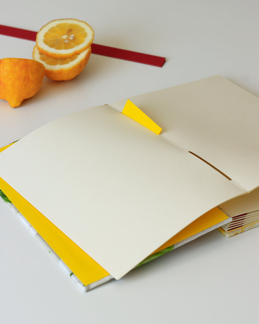 Ricettario formato A5, carta agrumi, stoviglie allegre fiorate su sfondo giallo ocra