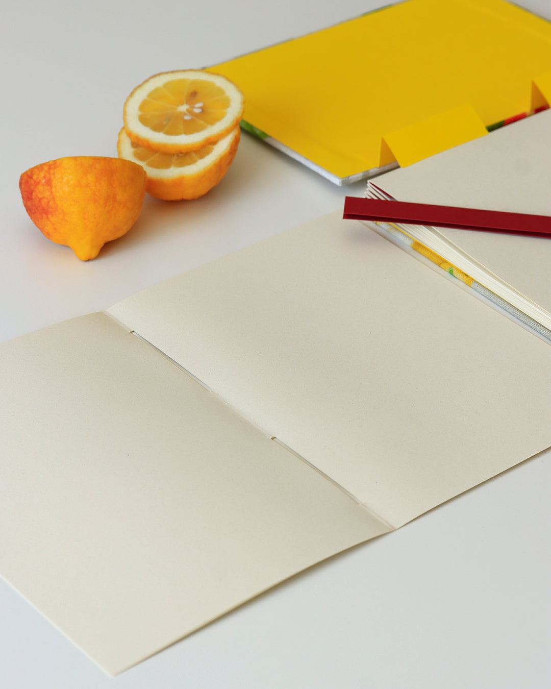 Ricettario formato A5, carta agrumi, stoviglie allegre fiorate su sfondo giallo ocra