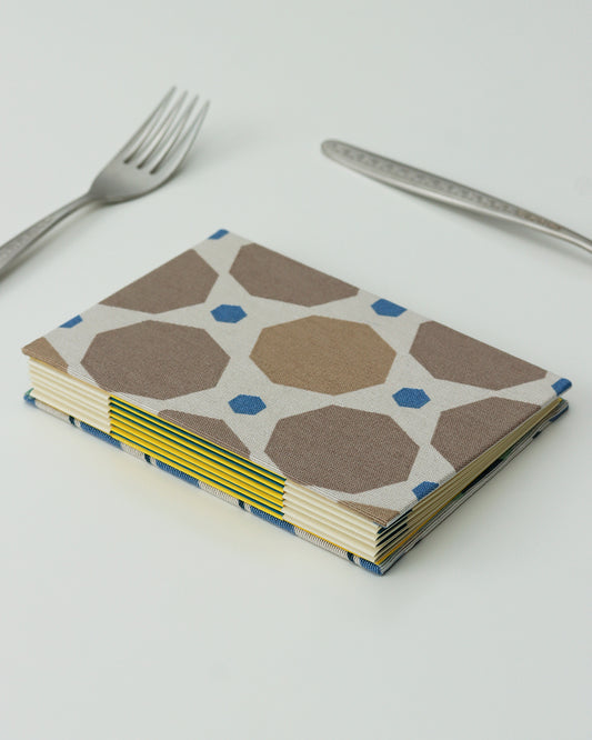 Ricettario formato A6, carta agrumi, rilegatura australiana, piastrelle colorate blu, beige e bianco