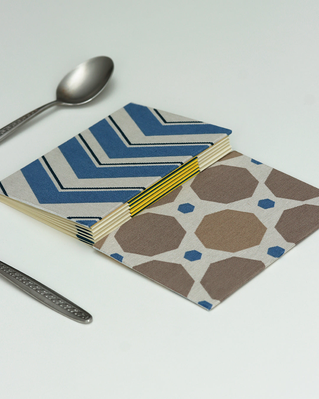 Ricettario formato A6, carta agrumi, rilegatura australiana, piastrelle colorate blu, beige e bianco