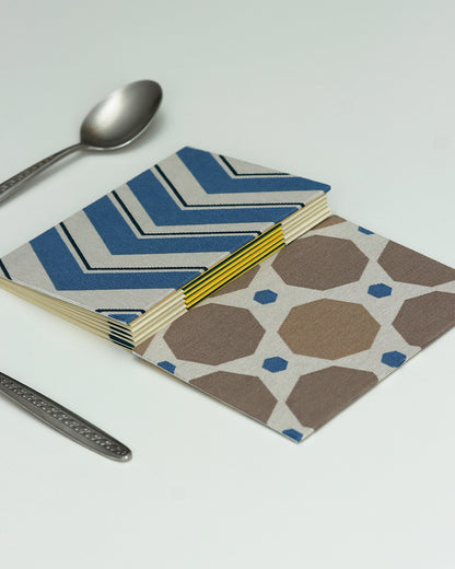 Ricettario formato A6, carta agrumi, rilegatura australiana, piastrelle colorate blu, beige e bianco