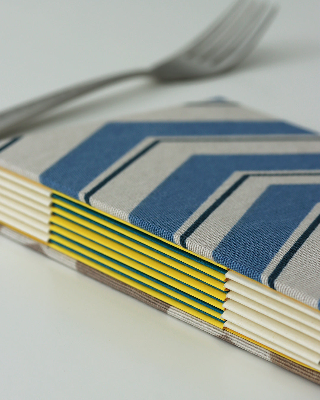 Ricettario formato A6, carta agrumi, rilegatura australiana, piastrelle colorate blu, beige e bianco