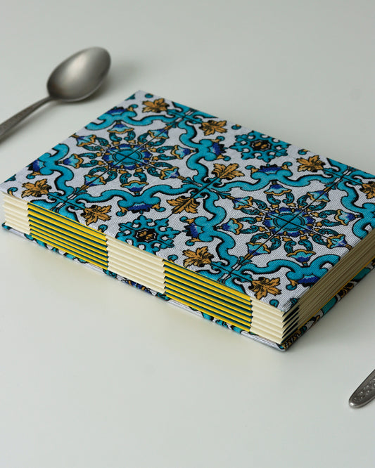 Ricettario formato A5, carta agrumi, maioliche giallo, azzurro e blu