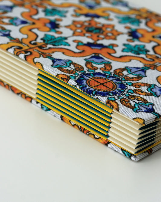 Ricettario formato A5 agrumi, maioliche giallo, blu e viola