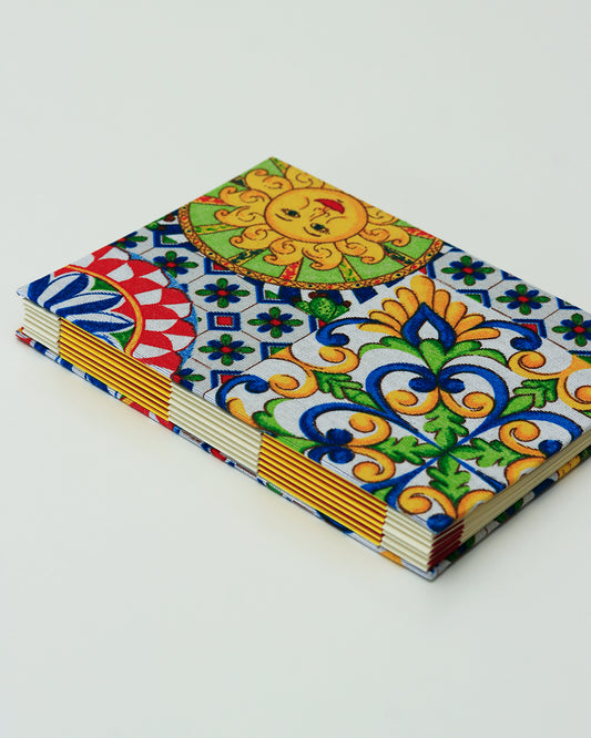 Ricettario formato A5 agrumi, sole e limoni su maioliche blu, verde, giallo e rosso