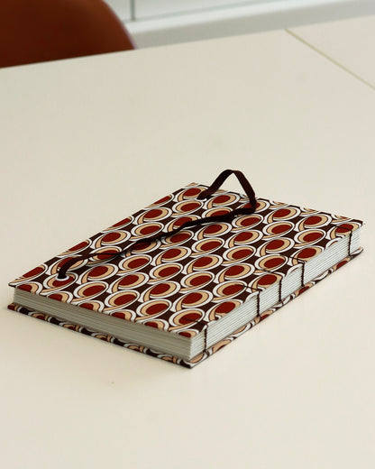 Agenda 2026 motivi astratti geomettrici marroni (copta con elastico e busta)