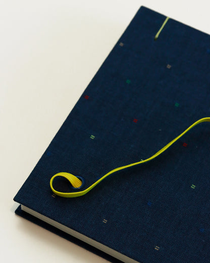 Agenda 2026 blu con pois colorati ricamati (copta con elastico)