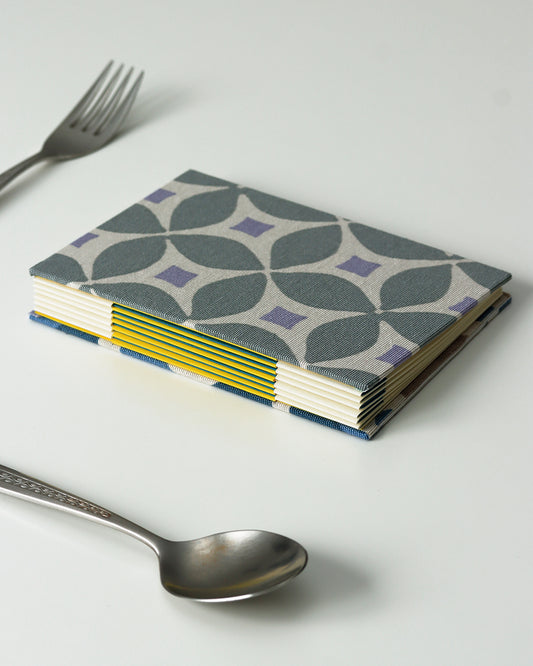 Ricettario formato A6, carta agrumi, rilegatura australiana, piastrelle colorate grigio, lilla e blu