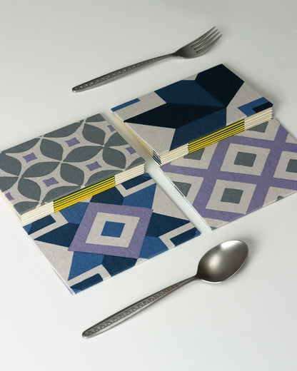 Ricettario formato A6, carta agrumi, rilegatura australiana, piastrelle colorate grigio, lilla e blu (rombi)