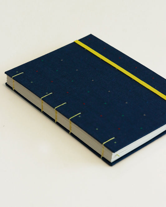 Agenda 2026 blu con pois colorati ricamati (copta con elastico)