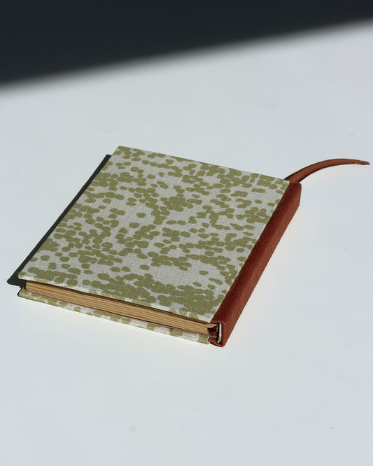 Quaderno A6 dorso quadrato (retto) stile bodoniano kraft avana pois oro e marrone