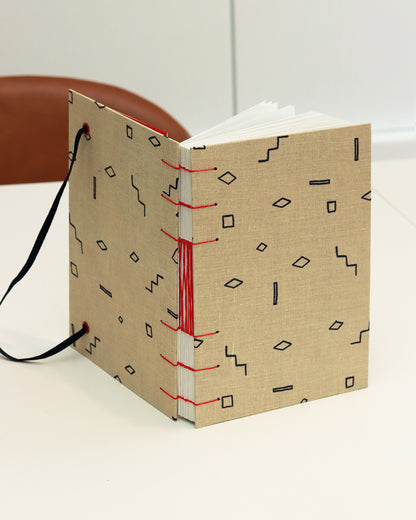 Agenda 2026 geometria minimale (mix copta e francese con elastico e busta)