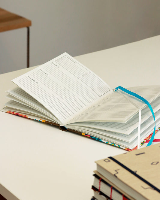 Agenda 2026 geometrie colorate (dorso arrotondato con elastico)