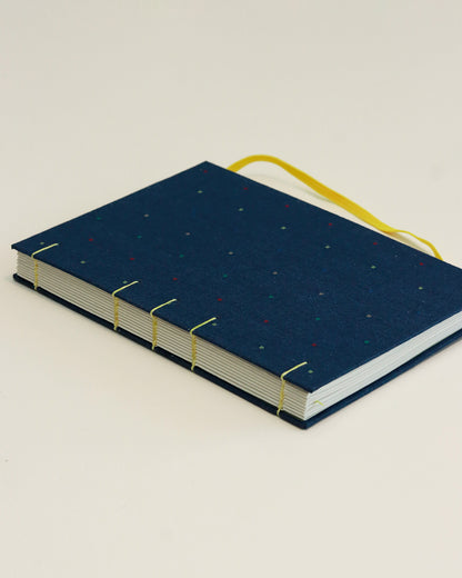 Agenda 2026 blu con pois colorati ricamati (copta con elastico)