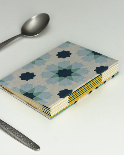 Ricettario formato A6, carta agrumi, rilegatura australiana, piastrelle colorate verde acqua, blu, bianco e azzurro