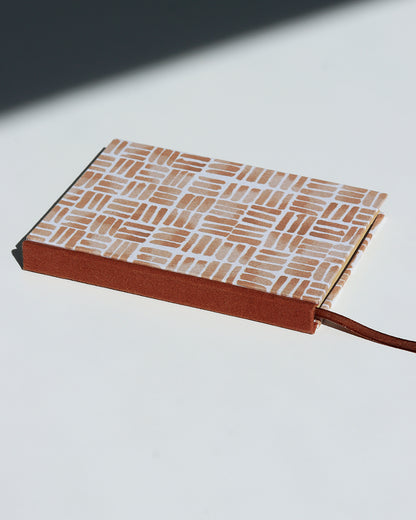 Quaderno A6 dorso quadrato (retto) stile bodoniano kraft avana marrone linee geometriche