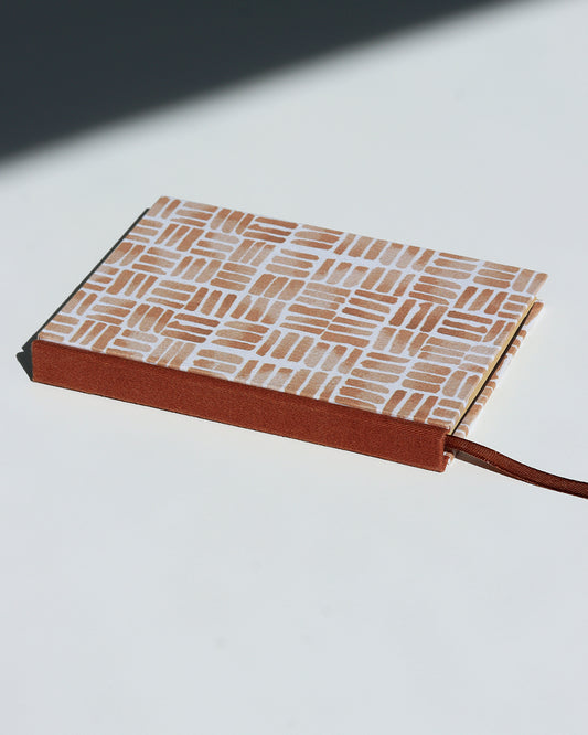Quaderno A6 dorso quadrato (retto) stile bodoniano kraft avana marrone linee geometriche