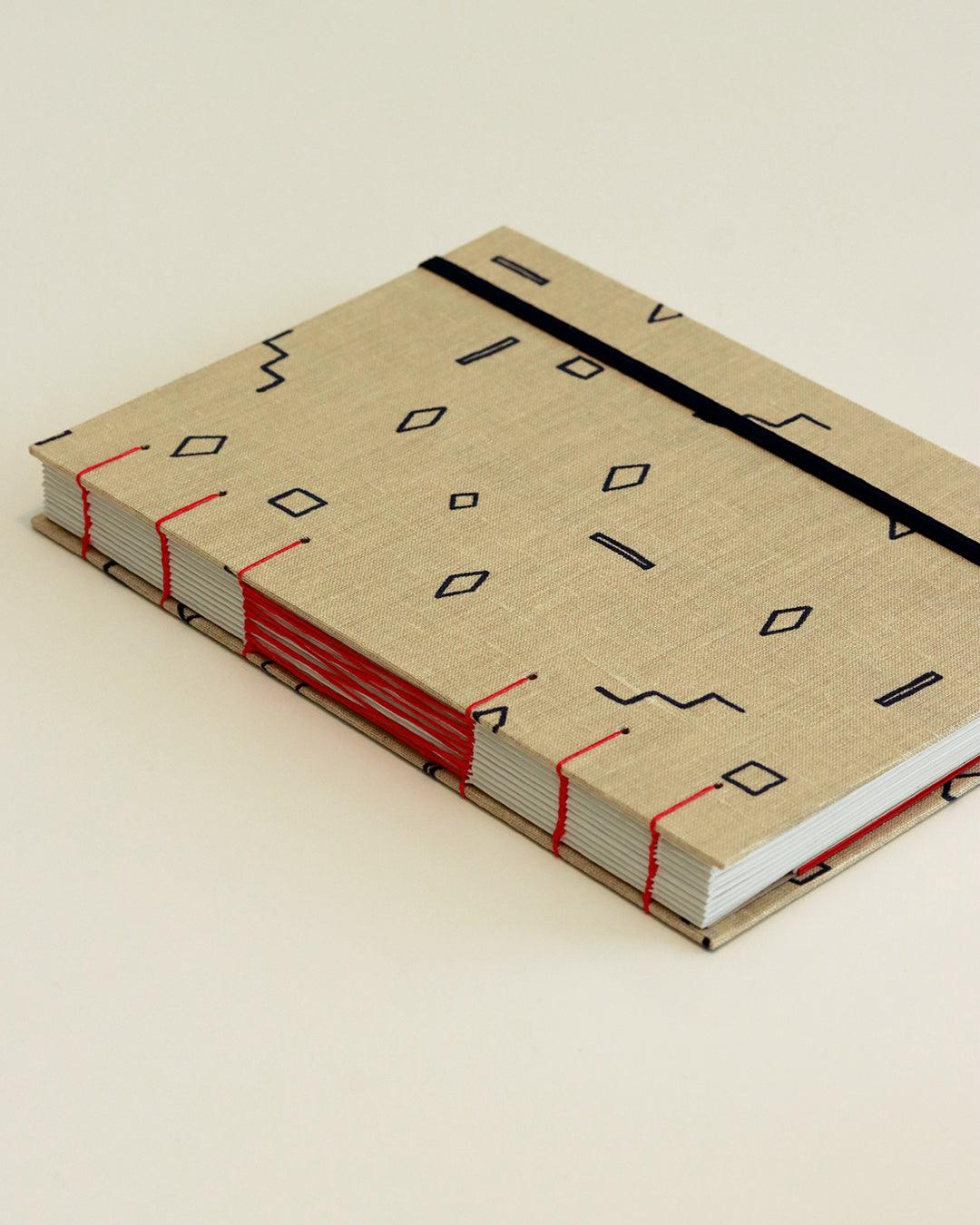 Agenda 2026 geometria minimale (mix copta e francese con elastico e busta)