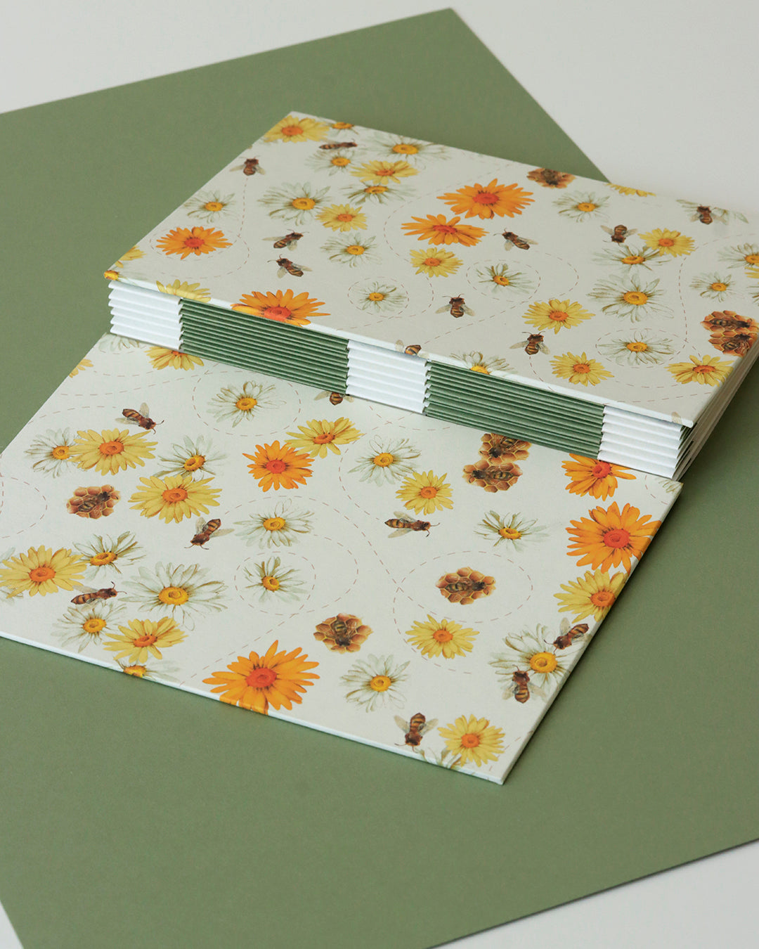 Quaderno A5 botanico Acquarello e Collage Api e Margherite