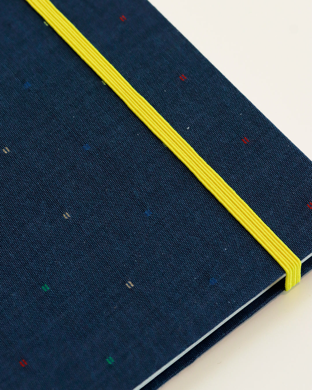 Agenda 2026 blu con pois colorati ricamati (copta con elastico)