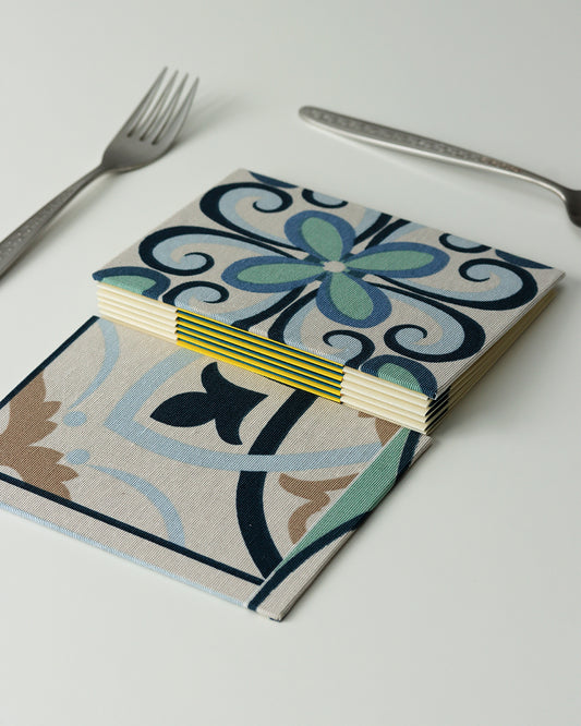 Ricettario formato A6, carta agrumi, rilegatura australiana, piastrelle colorate verde acqua, blu, bianco e beige